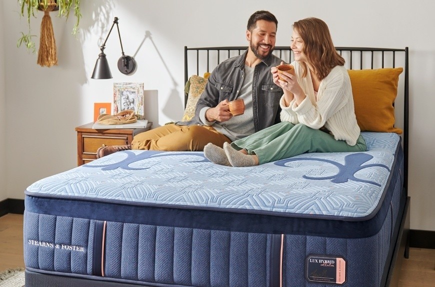 A couple on a S&F Lux Hybrid mattress